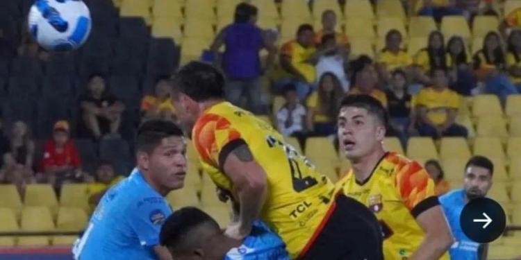 Le metieron la mano a Macará, lo que dijo un referí sobre el gol de Octavio Rivero