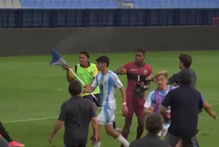 Jugador de Ecuador tomó el banderín del córner