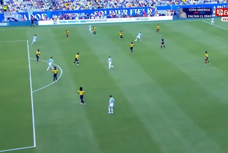 Offside de Cristian Romero en el gol de Argentina contra Ecuador