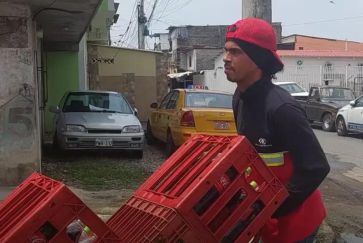 Marlon Ganchozo, ex jugador de LDU, repartiendo colas