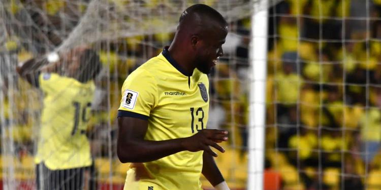 (VIDEO) Divertida reacción de los hinchas en un centro comercial cuando Enner Valencia pateó el penal ante Bolivia