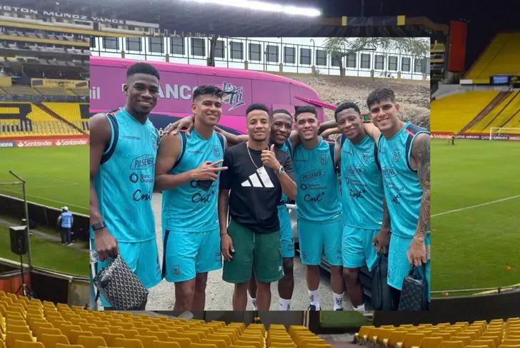 Byron Castillo junto a los jugadores de La Tri (Foto tomada de: X)