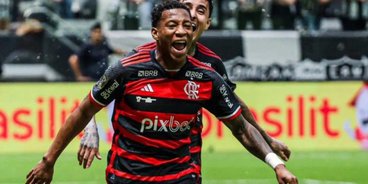 Mira con quién celebró Gonzalo Plata luego de levantar su primer título con Flamengo