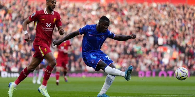 Moisés Caicedo se acercó a los hinchas del Chelsea, tras perder ante Liverpool, y mira lo que hicieron