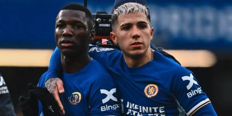 (VIDEO) Los hinchas del Chelsea están enamorados de Moisés Caicedo y lo prefieren más que a Enzo Fernández