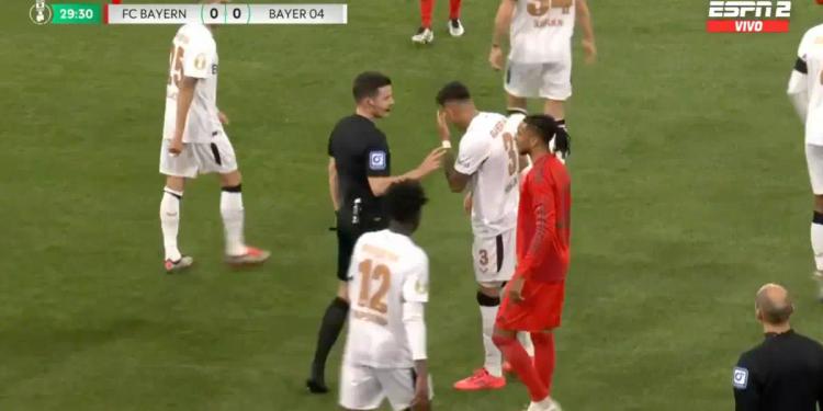 (VIDEO) Agresión de jugador del Bayern Múnich a Piero Hincapié y el referí no sacó ni amarilla