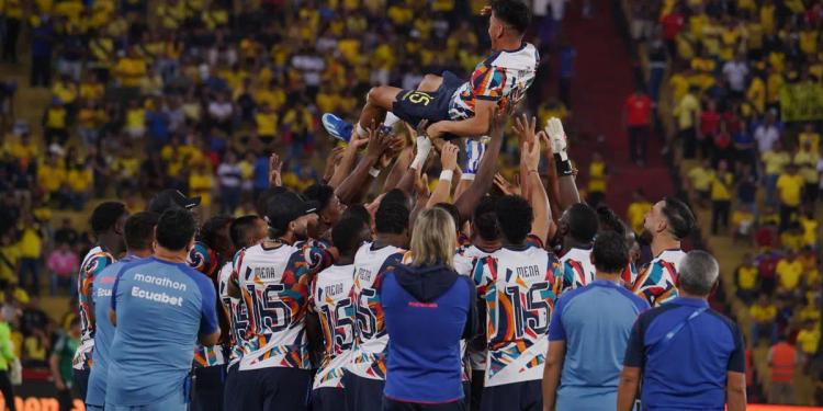 (VIDEO) La reacción de Ángel Mena al homenaje que le hizo la selección ecuatoriana