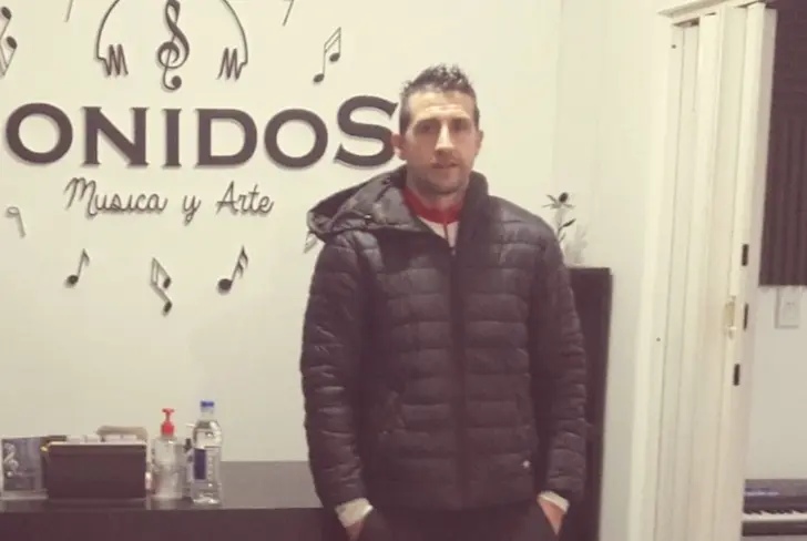 Juan Pablo Raponi en su escuela de música (Foto tomada de: Crónica)