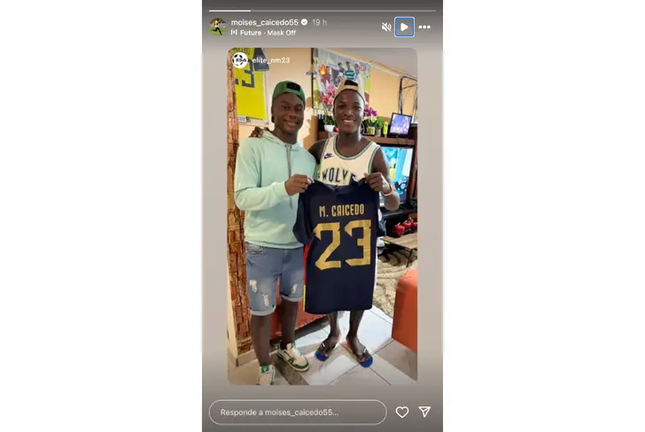 Moisés Caicedo regala camiseta de Ecuador a Leao Tenorio (Fuente: IG de Moisés Caicedo)