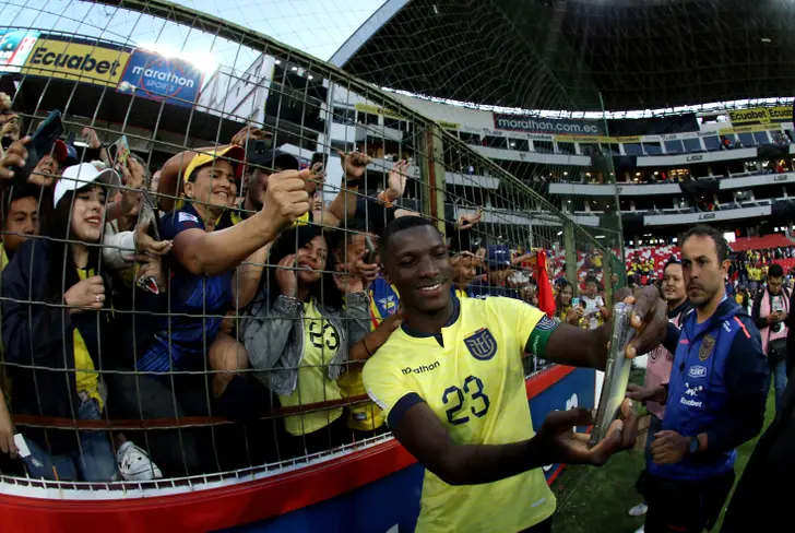 Moisés Caicedo tomándose fotos con los hinchas - Tomado de API