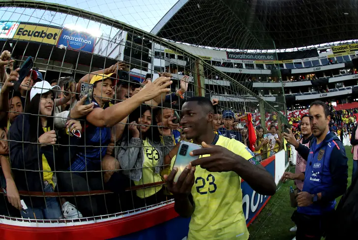 Moisés Caicedo tomándose fotos con los hinchas - Tomado de API