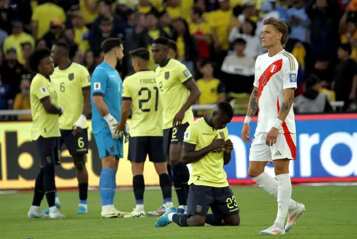 Moisés Caicedo luego de ganarle a Perú se arrodilló y agradeció / Foto: API