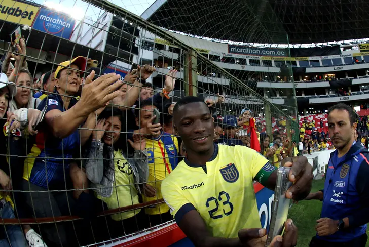 Moisés Caicedo tomándose fotos con los hinchas - Tomado de API