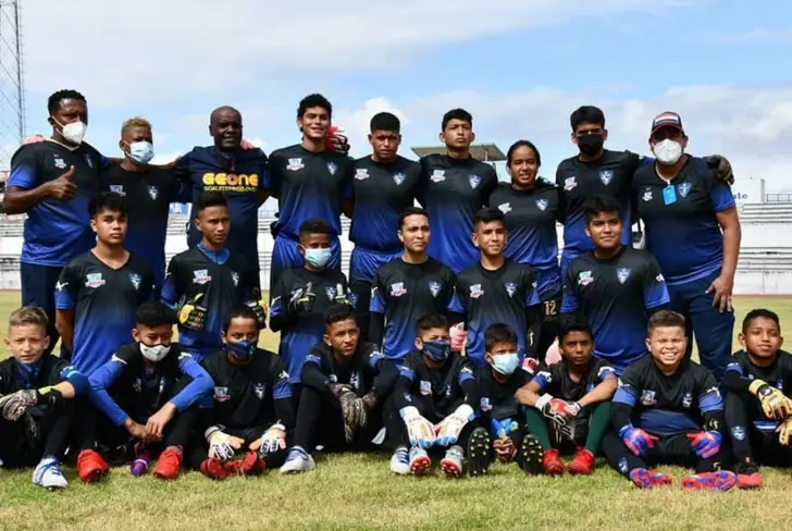 Erwin Ramírez junto a su escuela de fútbol (Foto tomada de: Federación Deportiva los Ríos)