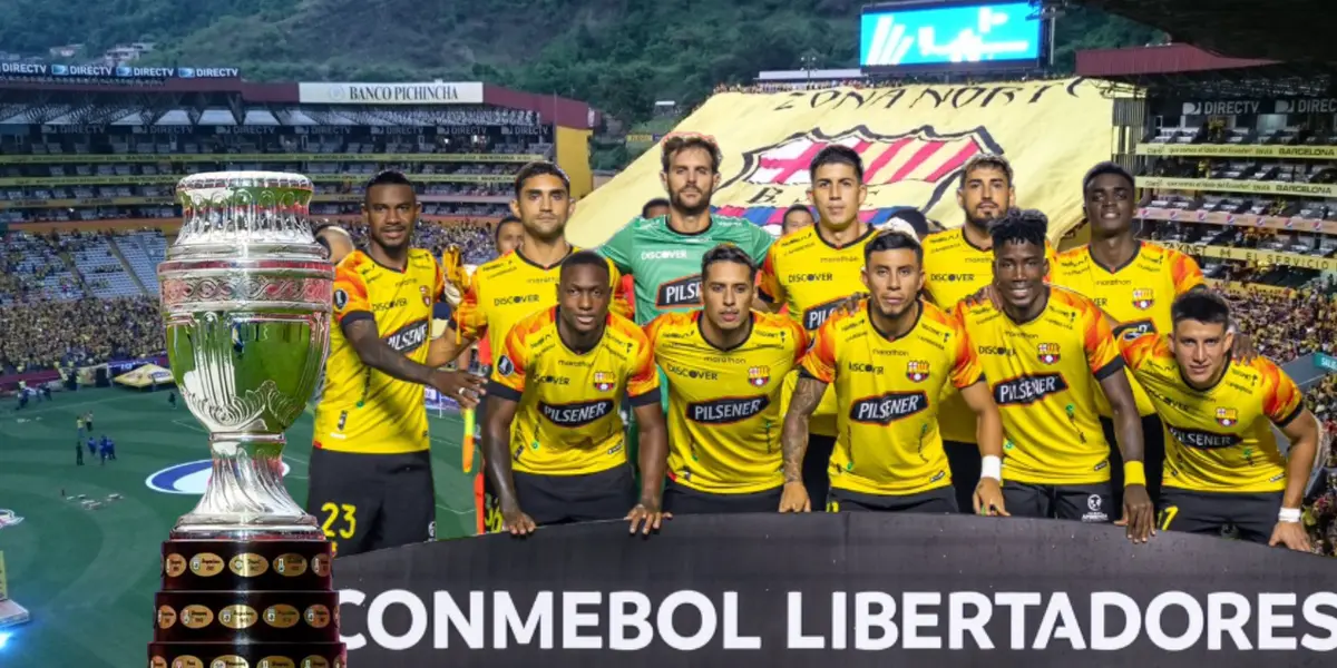 Barcelona SC 11 titular y trofeo Copa América. Foto tomada de: Barcelona SC