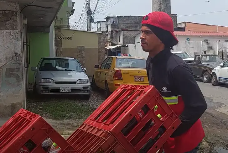 Marlon Ganchozo, ex jugador de LDU, repartiendo colas