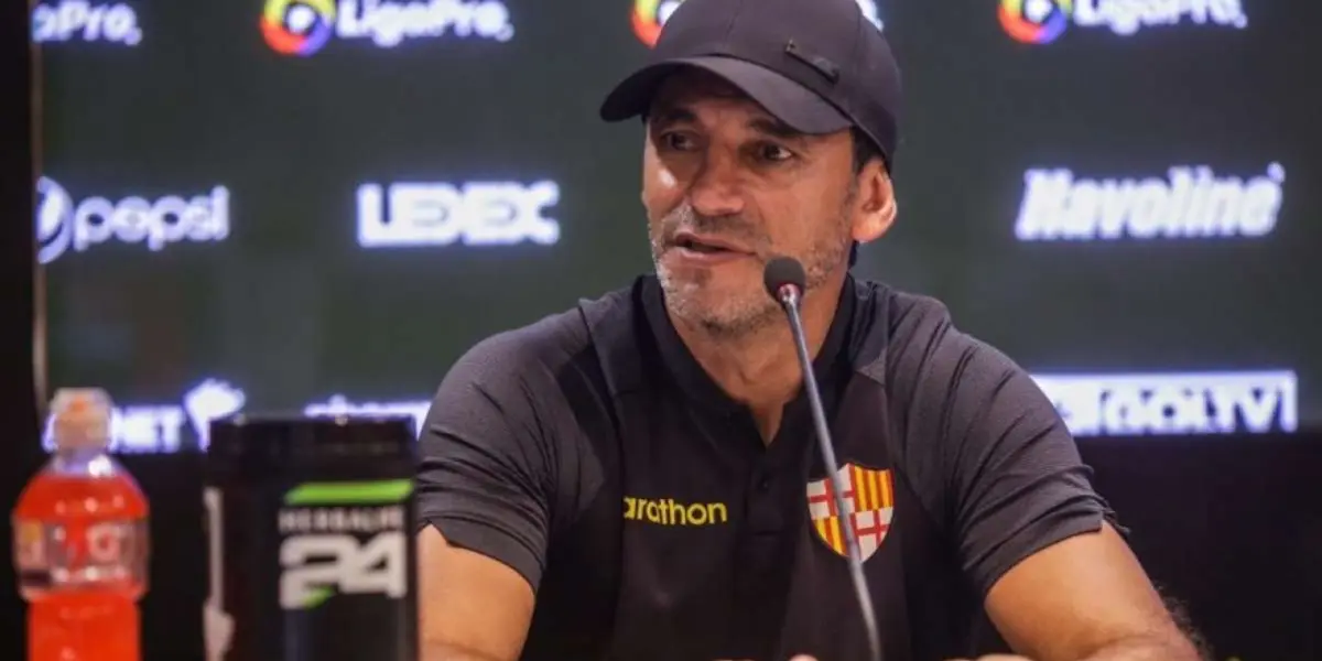 Fabián Bustos, entrenador de Barcelona SC, ha tenido varias polémicas y los hinchas de otros equipos lo han llegado a cuestionar por sus declaraciones o forma de dirigir