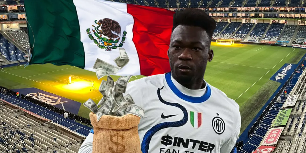 Felipe Caicedo impresionado, dinero, bandera de México. Foto tomada de: Expansión Política/El Telégrafo 