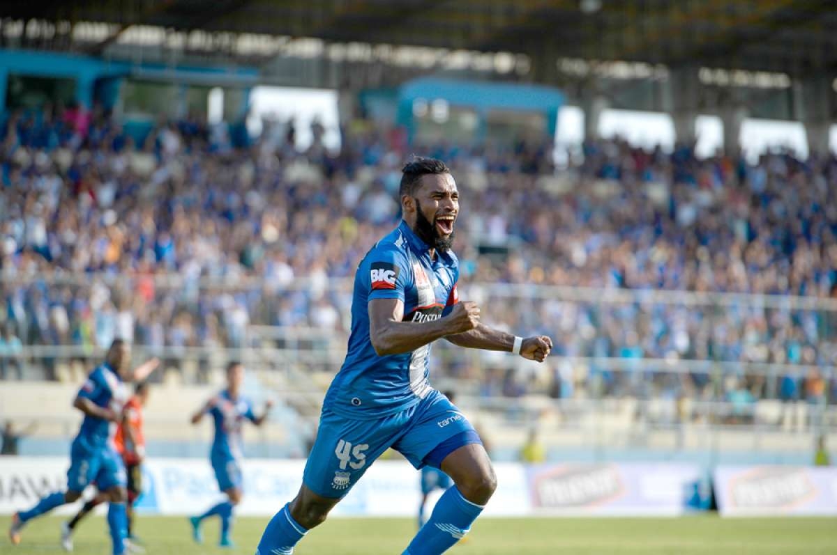 Ecuador's Emelec Gabriel Achilier heads the ball during their 2014 News  Photo - Getty Images