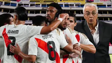 Jugadores de Perú y Jorge Fossati (Foto tomada de: Liga de Quito/Selección Perú/La República/Wikipedia)