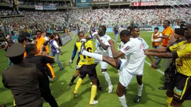 Jugadores Liga de Quito y Barcelona SC (Foto tomada de: El Universo)