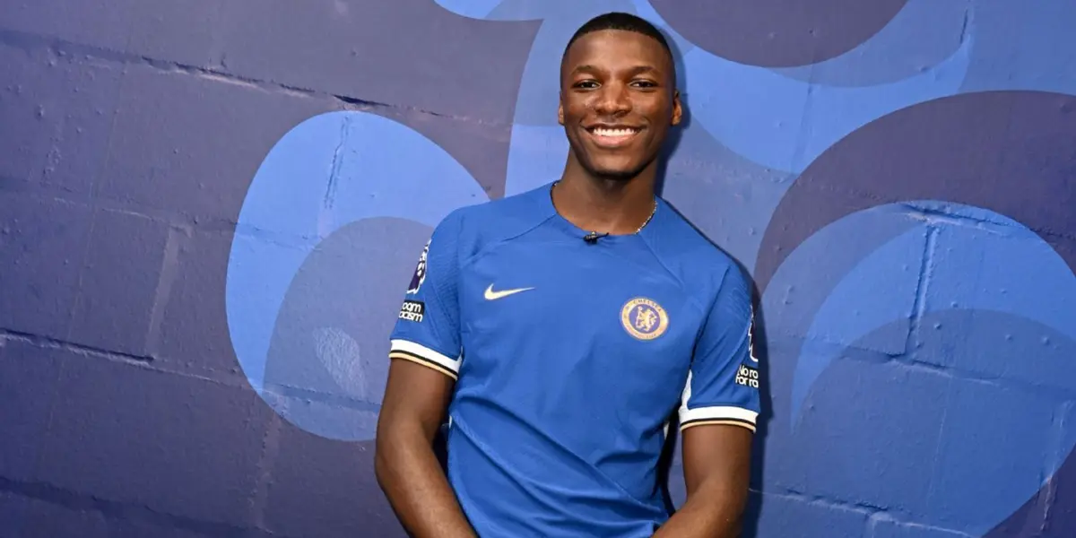 (VIDEO) La camiseta de 152 dólares que Moisés Caicedo uso en sus vacaciones y no es del Chelsea